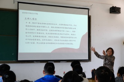 一群人在台上演讲描述已自动生成